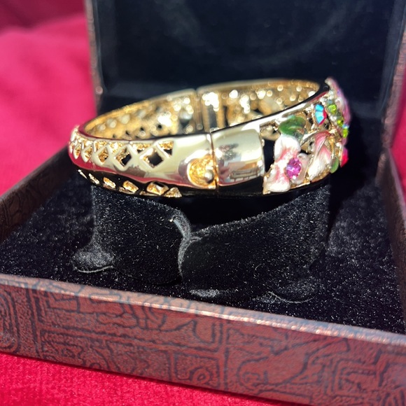 CRYSTAL & ENAMEL FLOWER GOLD TONE BANGLE BRACELET - Picture 5 of 8